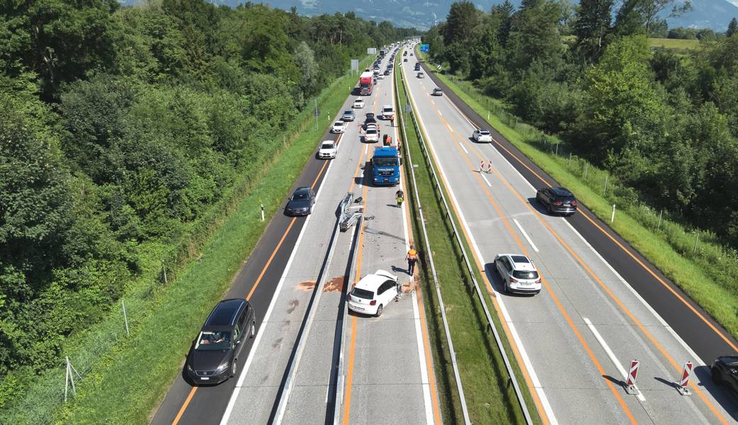 29-Jähriger rauschte über die Autobahn, rammte Fahrzeuge und prallte in eine Baustelle