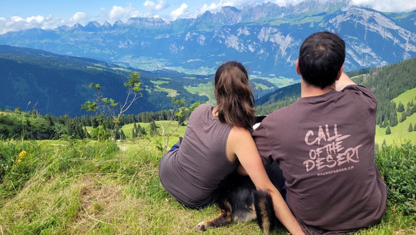 Blick auf die Churfirsten – die Alp Vermii oberhalb von Wangs bietet den beiden Älplern eine herrliche Aussicht auf die Berge. Blick auf die Churfirsten – die Alp Vermii oberhalb von Wangs bietet den beiden Älplern eine herrliche Aussicht auf die Berge.