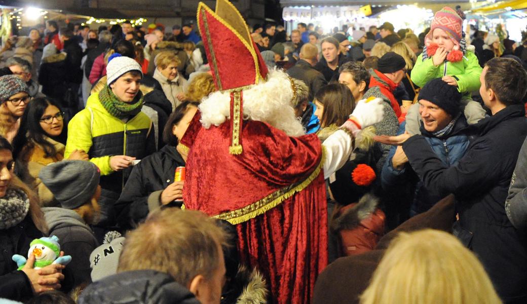 Dem einen oder andern Kind war der Mann mit mehr Bart als Gesicht nicht ganz geheuer. Für die Mamis und Papis aber war der Samichlaus gestern der Superstar.