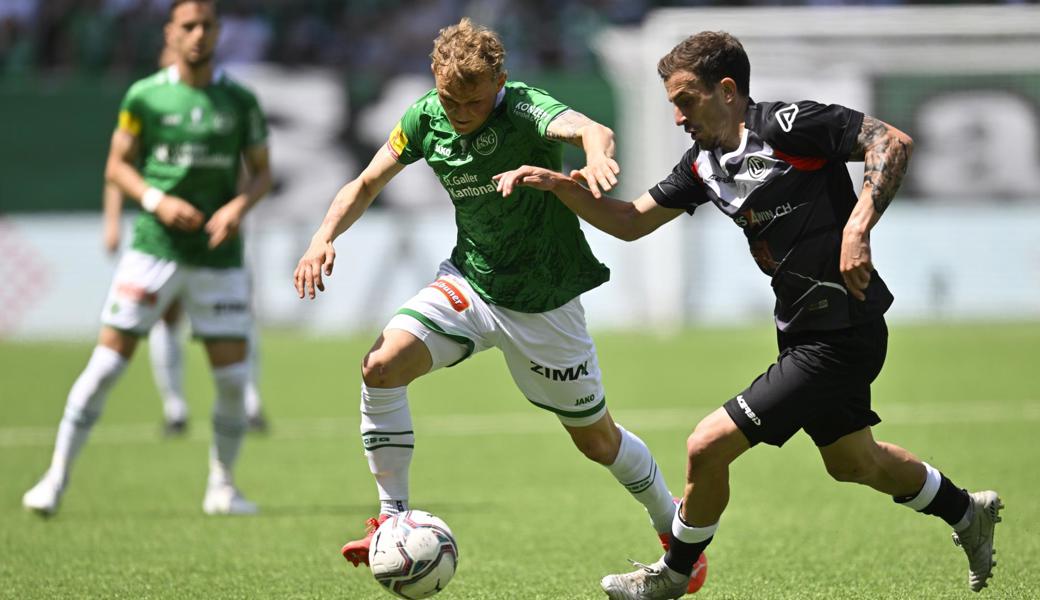 Patrick Sutter (am Ball) bleibt dem FC St.Gallen erhalten.