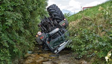 Mit Traktor in den Bach hinab überschlagen