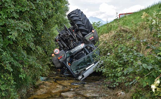 Mit Traktor in den Bach hinab überschlagen