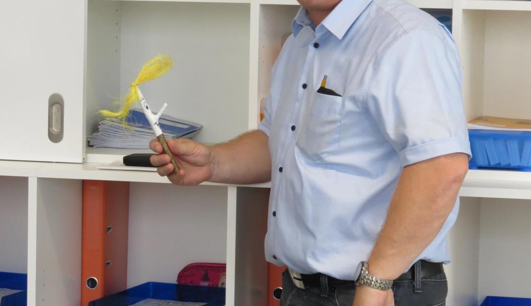 Schulrat Kurt Frei verfolgt die Stirnband-Aktion.