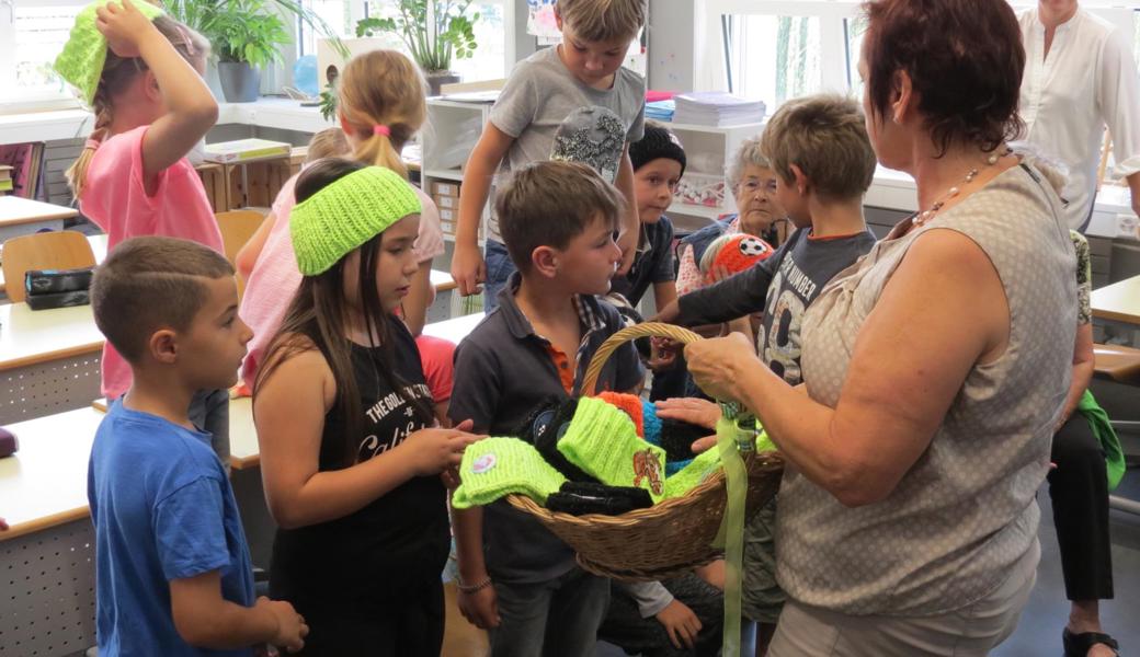 Die Erst- und Zweitklässler dürfen aus dem Korb von Roswitha Weder auswählen.
