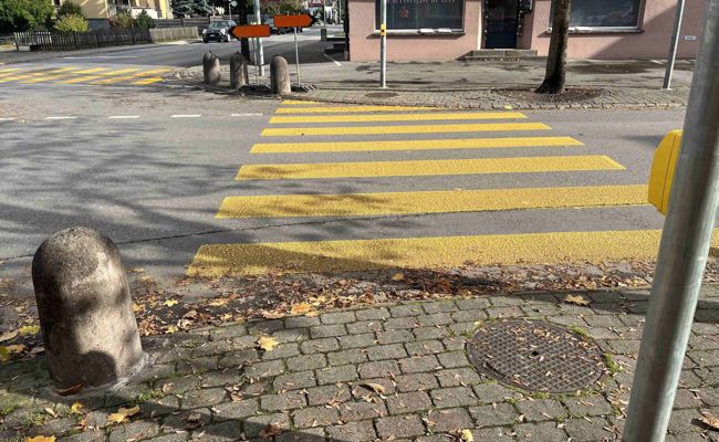 Lieferwagen übersieht beim Abbiegen Fussgängerin