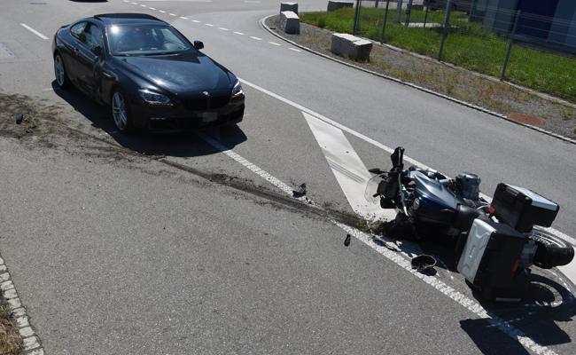 Widnau: Motorrad prallte in Auto