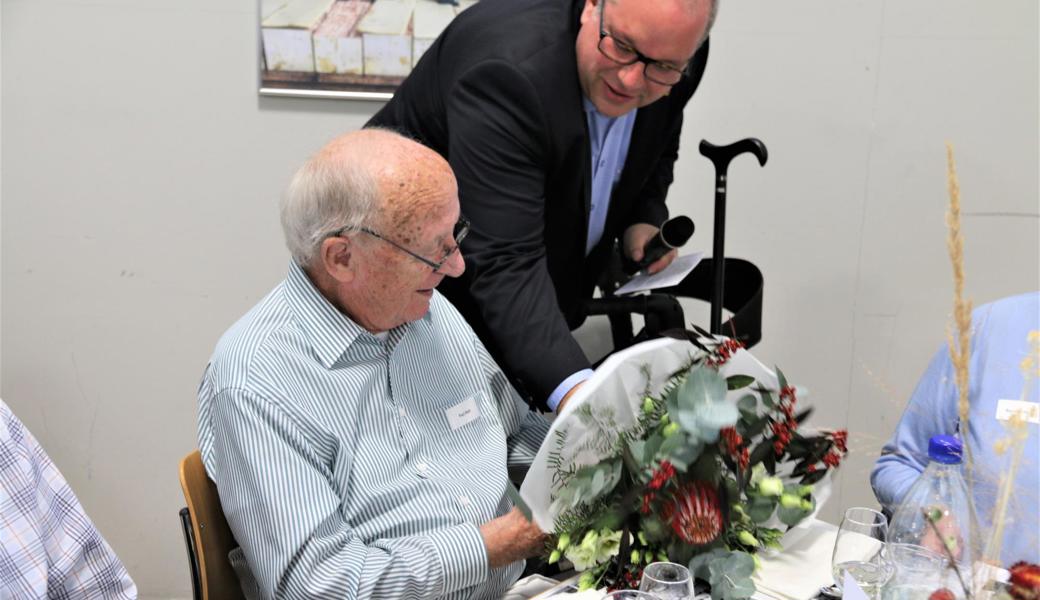 Ruedi Mattle gratuliert dem ältesten Anwesenden Paul Matt (95).