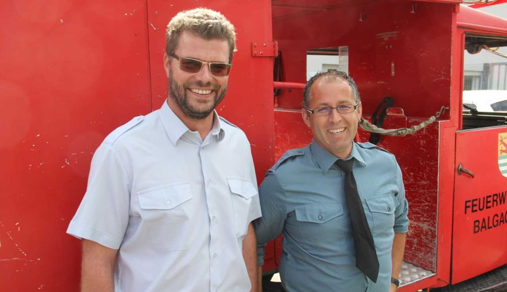 Peter Spitz (links) und Bruno Sonderegger wollen das erste Feuerwehrauto, das die Balger Feuerwehr hatte, instandstellen.
