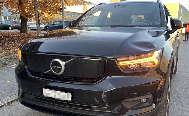 34-jährige Velofahrerin verletzt sich bei Kollision mit Auto