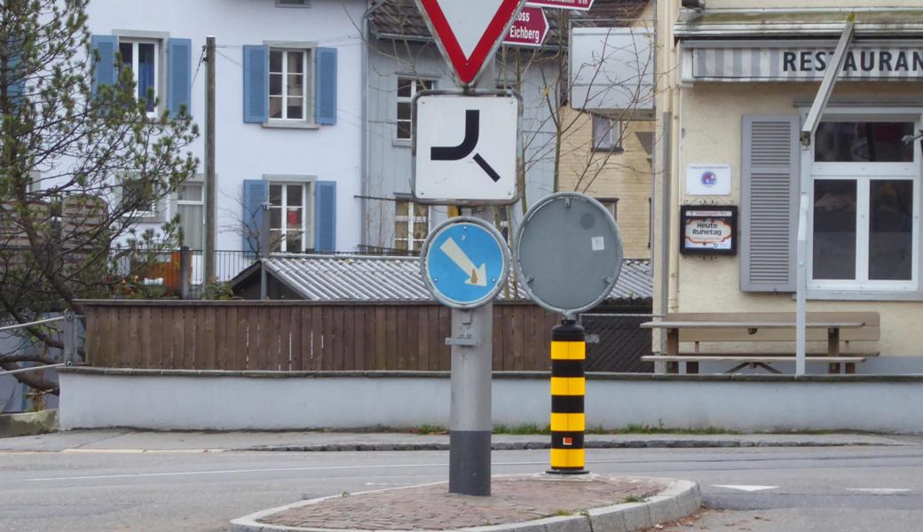 Das viereckige Signal ist nicht richtig angebracht.