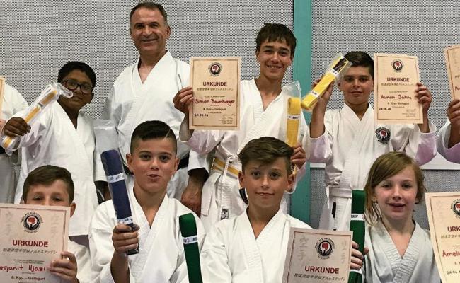 Alle Karatekas bestanden die Prüfungen