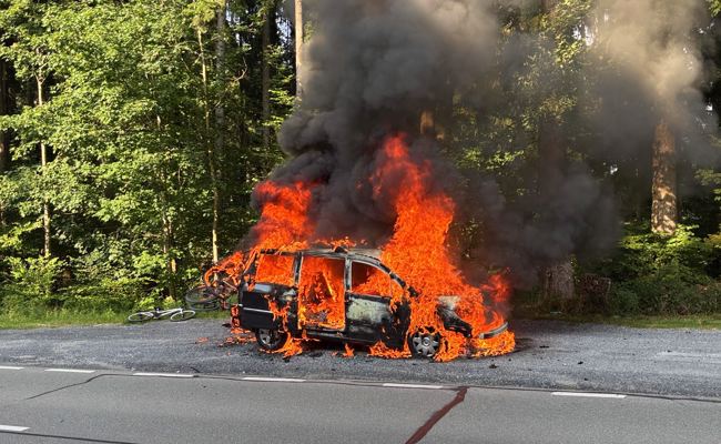 Das Auto warnte per Signal den Fahrer – kurz darauf stand es am Stoss in Flammen