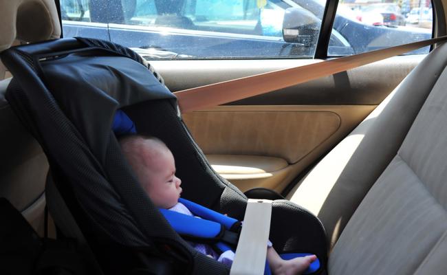 Polizei holt Kleinkinder aus den Autos