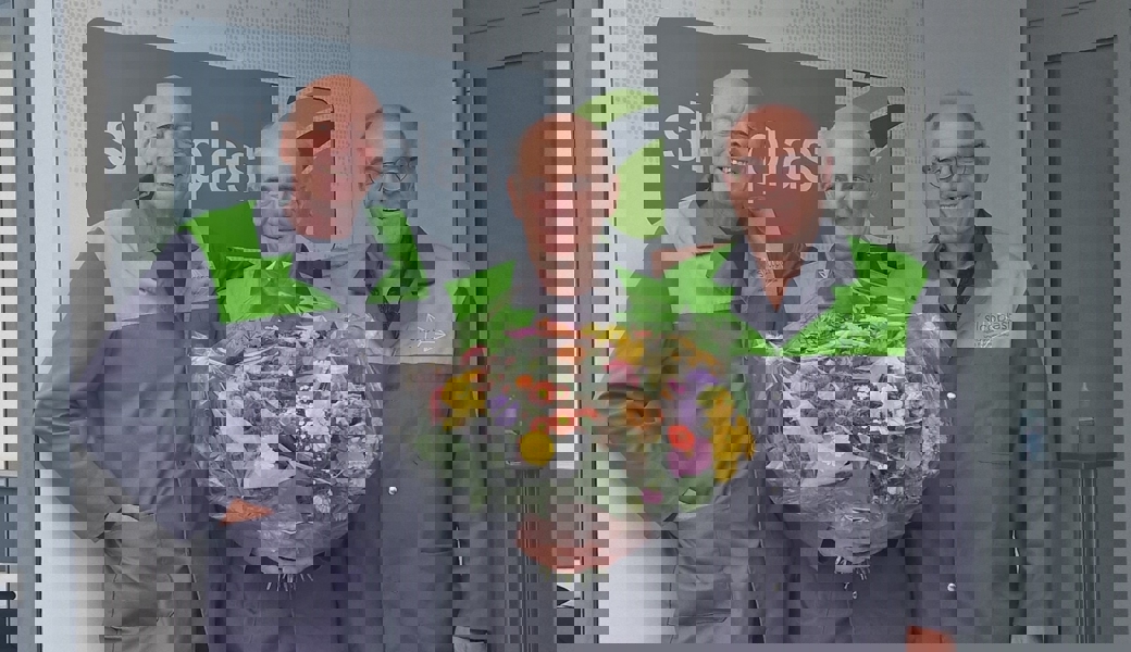 Dieser Tag wurde Produktionsleiter Markus Reuteler (Mitte) von Silcoplast-CEO Philipp Gaus (rechts) und VR-Mitglied Wolfgang Wagner (Sohn des Firmengründers) in den Ruhestand entlassen.