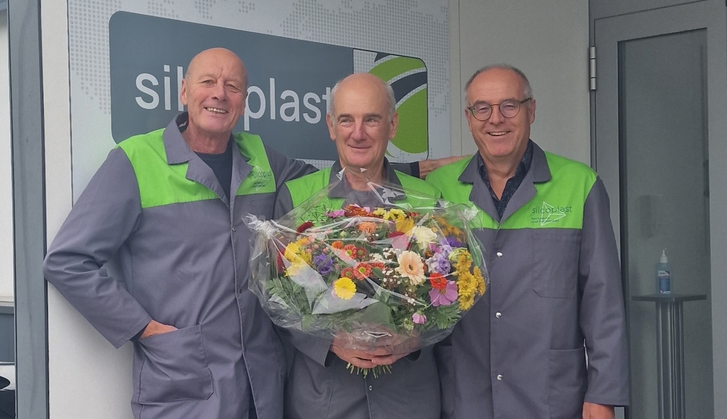 Dieser Tag wurde Produktionsleiter Markus Reuteler (Mitte) von Silcoplast-CEO Philipp Gaus (rechts) und VR-Mitglied Wolfgang Wagner (Sohn des Firmengründers) in den Ruhestand entlassen.
