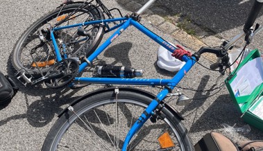 Unfall beim Zoll: Auto stösst mit Velo zusammen, Mann verletzt sich