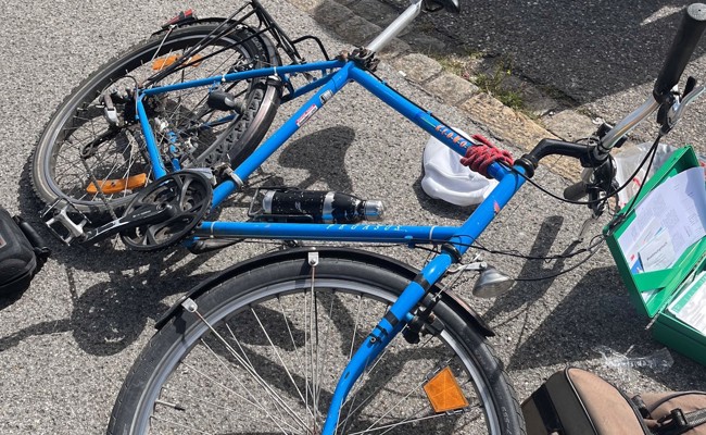 Unfall beim Zoll: Auto stösst mit Velo zusammen, Mann verletzt sich