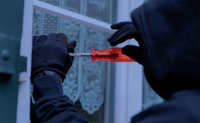 Einbruchversuch am Silvesterabend: Bewohnerin überrascht den Täter