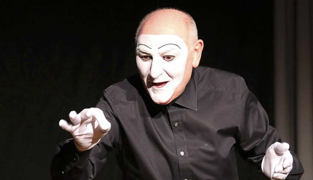 Der Pantomime Carlos Martinez nahm die musikalischen Klangimpressionen und gestaltete daraus stumme Bilder. 