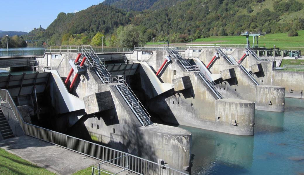 Der Bau von Kraftwerkstufen, wie bereits eine im Rhein bei Reichenau besteht, wird nun auch fürs obere St. Galler Rheintal wieder in Erwägung gezogen.