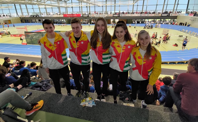 Athletinnen und Athleten bewegten sich nahe an der Spitze