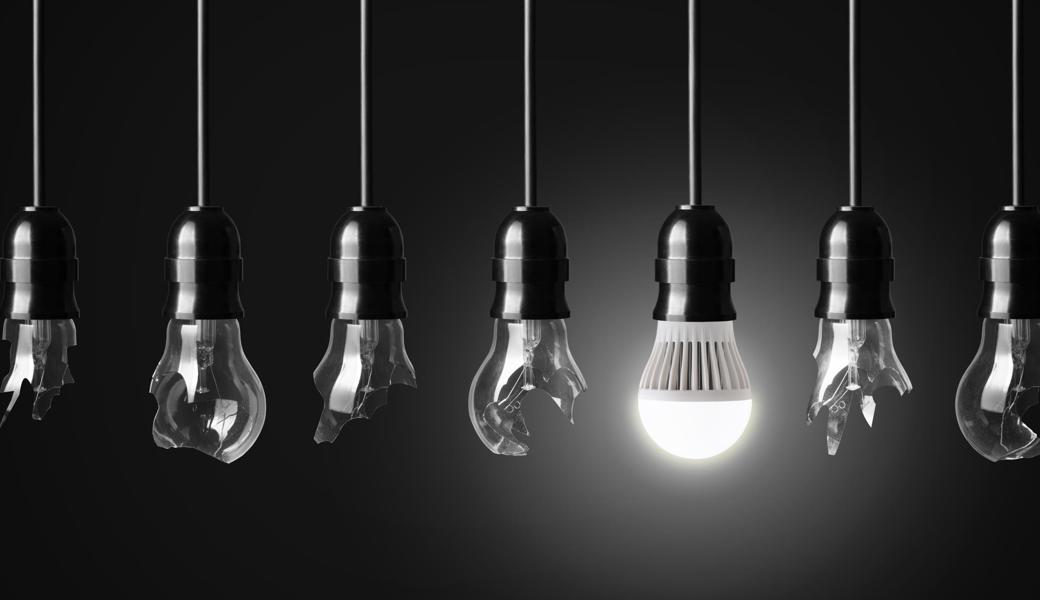 Die Lichter gehen aus im Sport: die eine brennende Lampe könnte für die Junioren stehen, die weiter trainieren dürfen.
