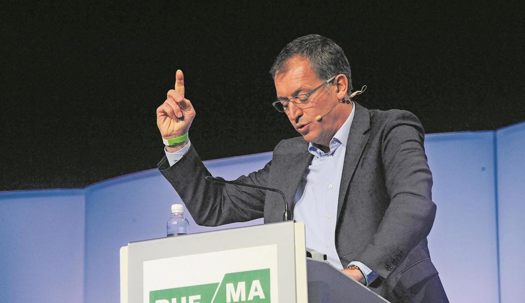 Roland Rino Büchel, Nationalrat mit Warnfinger: «Bern will alles verbieten, was Genuss verheisst und Freude macht.»