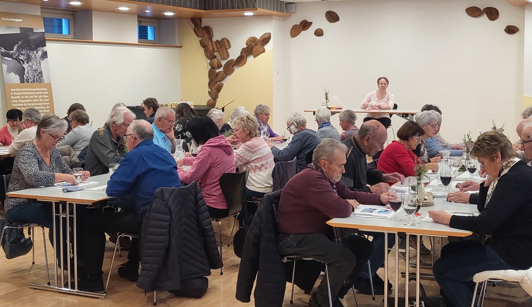 Vroni Hasler beim ziehen der Zahlen