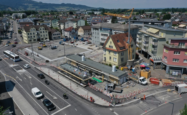 Musik, Festwirtschaft, Vereine & Gäste: Ein ganzes Dorf feiert sein neues Zentrum