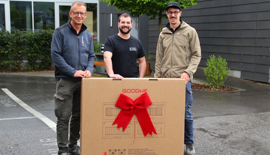 Von links: Hansueli Hautle (Geschäftsführer), Fabian Söldi (Gewinner) und Tobias Müggler (Projektleiter PV-Anlagen)