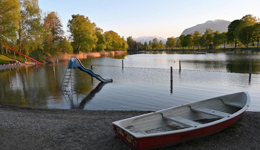 Abendstimmung am Baggersee: Zu dieser Zeit ist eine Badebegegnung mit einem Biber am wahrscheinlichsten. «Ein wunderbares Naturerlebnis», schreibt die schweizerische Biberfachstelle. Eine gewisse Vorsicht ist aber angebracht.