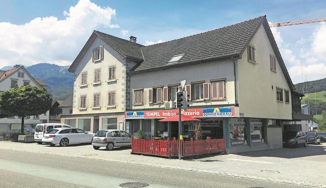 Erworbene Liegenschaft mit dem erhaltenswerten Wohnhaus (links) und dem Anbau (rechts), der gemäss der Strategie des Gemeinderates abgebrochen werden soll.