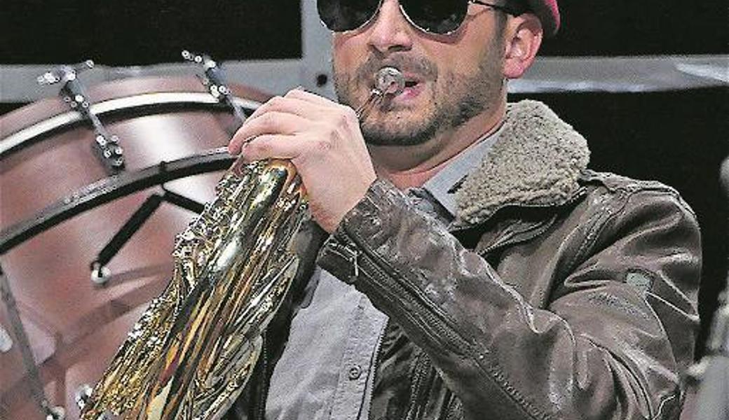 Die Musikanten trugen unterschiedliche alte Uniformen.