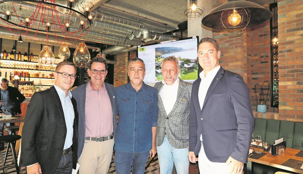 Grosse Freude bei den Entscheidungsträgern (von links): Christian Müller, Niederlassungsleiter i+R Wohnbau AG Schweiz; Peter Schefer, Leiter Liegenschaften der Brauerei Schützengarten AG; Jesco Hutter, Architekt; Joachim Alge, Eigentümer und Geschäftsführer i+R Gruppe, und  Alexander Stuchly, Geschäftsführer i+R Wohnbau.