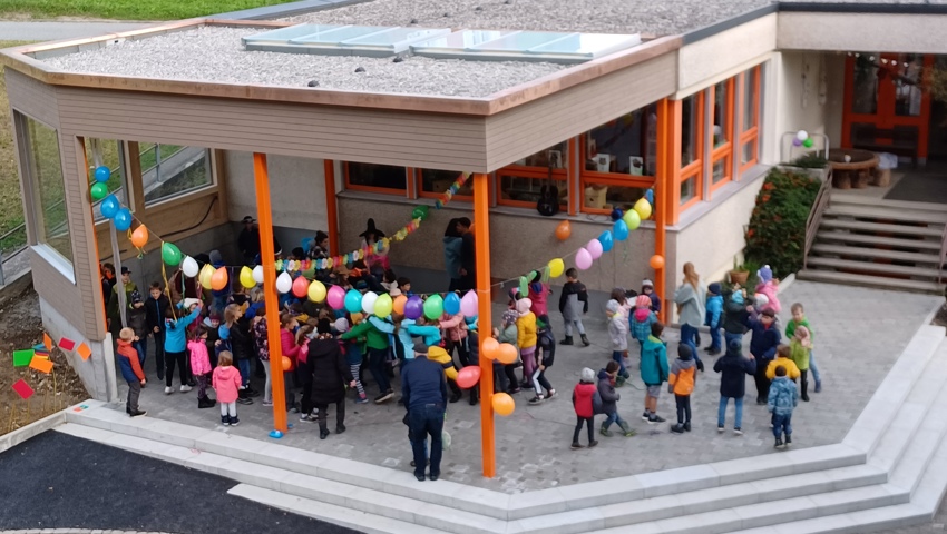 Schulkinder freuen sich über die neue Pausenhalle Schulkinder freuen sich über die neue Pausenhalle