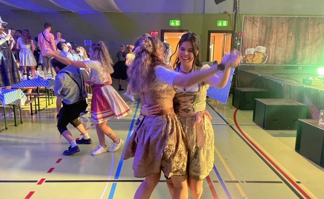 Wiesn - Fieber mit Dirndl und Lederhosen breitete sich aus in der Schöntalhalle
