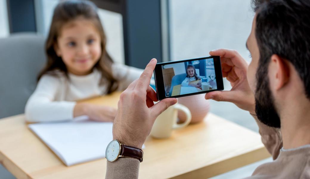 In einigen Alters- und Pflegeheimen gilt ein Besuchsverbot. Mit einem Videochat kann wenigstens der Kontakt zur Familie aufrechterhalten werden.