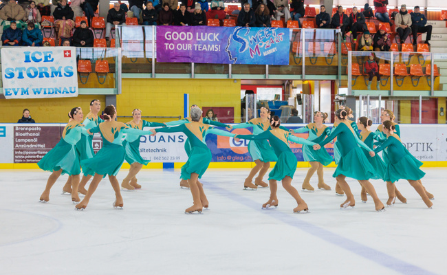 37. Swisscup in Widnau: Ein Dutzend Schlittschuhpaare im Gleichschritt