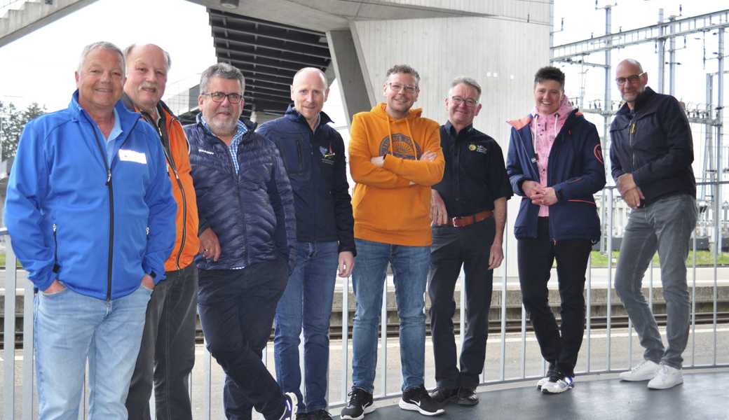 Das Fest-OK (v. l.) Richard Weibel, FUN; Kurt Baumgartner, Turnverein; Hanspeter Aeberhard, Schulrat; Hanspeter Künzler, Musikverein; Dominic Weder, Gemeinderat; Peter Grundlehner, Theaterverein; Heidi Jud, Ski- und Snowboardclub; Patric Hitz. AVC. es fehlt: Markus Niederer, Feuerwehrverein