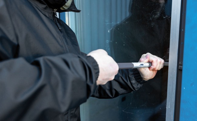 Unbekannte brechen über Auffahrt in Einfamilienhaus, Wohnwagen und Baucontainer ein