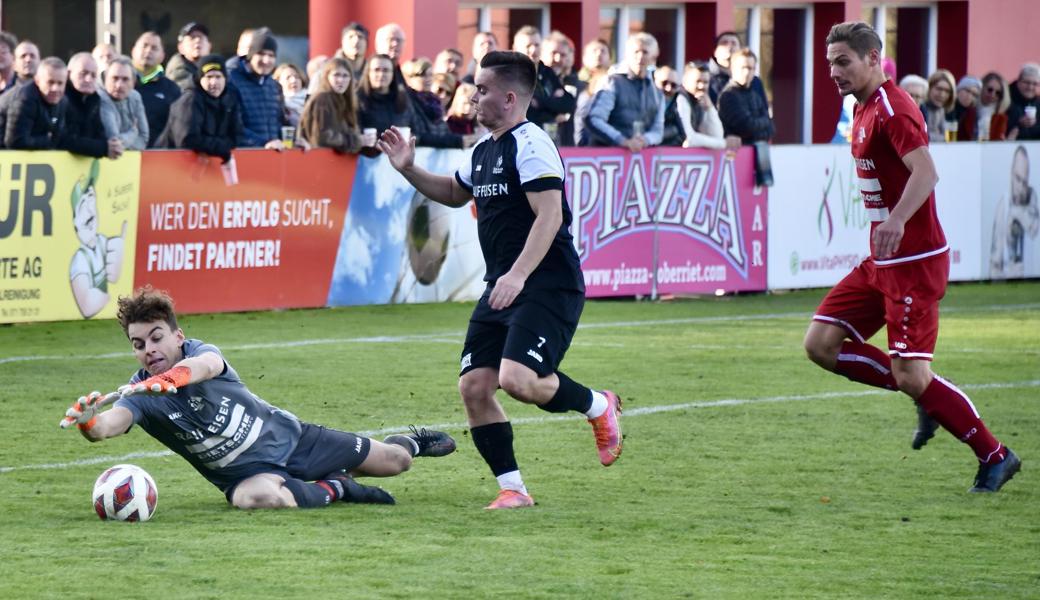 Im Hinrundenduell zwischen St. Margrethen und Montlingen blieb Stürmer Rilind Shala hier zwar an Fabian Lüchinger hängen, die Unterrheintaler gewannen das Spiel jedoch.