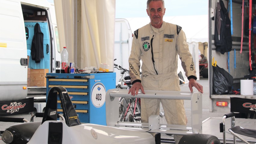 Der Heerbrugger Garagist Walter Tanner in Hockenheim im Rennanzug.