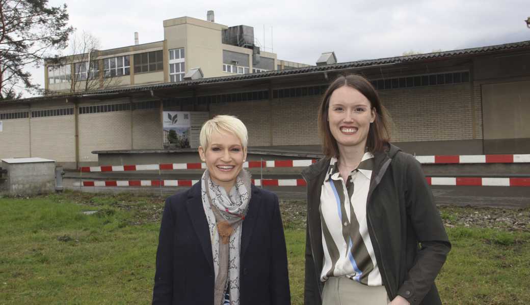 Livia Koller (rechts), bei der Sonnenbau-Gruppe für Projekt- und Baumanagement zuständig, freut sich, eine erste wichtige Ankermieterin gefunden zu haben: Bettina Bartl-Grabherr, die im «Rhystäffeli» (an der Stelle des abzubrechenden Gebäudes im Vordergrund) eine Zahnarztpraxis & Kieferorthopädie eröffnen wird. Im Hintergrund links ist ein Teil des historischen «Bau64» zu sehen. 