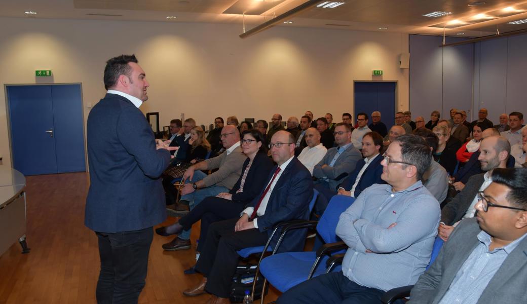 Kantonalpräsident Raphael Frei motiviert die Rheintaler FDPler, engagiert ins Jahr der Kantonsrats- und Kommunalwahlen zu starten.