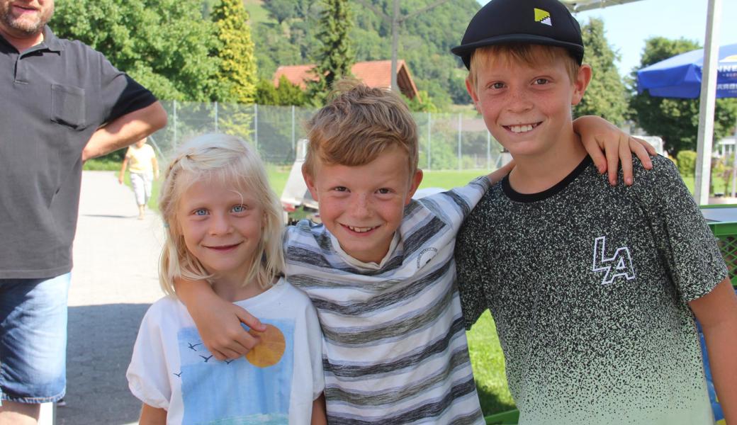 Lorin (rechts) und Severin Bösch, hier mit ihrer Schwester Hanna, spielen selbst Fussball. Im Hintergrund ist Gemeinderat Urs Baumgartner zu sehen.