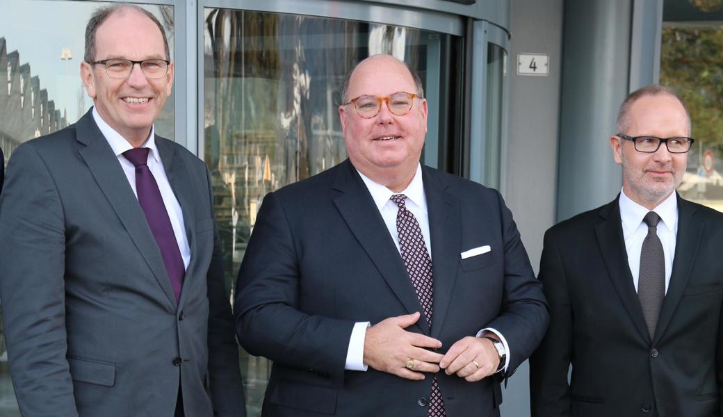 Der US-Botschafter Ed McMullen (Mitte) schätzte den Besuch im Rheintal mit Regierungsrat Bruno Damann (inks) und Regierungspräsident Stefan Kölliker beim SFS-Firmenrundgang.