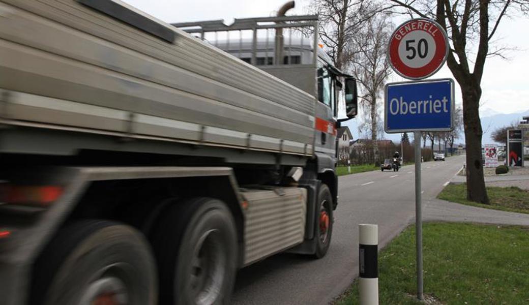 Dass aus der 80er-Zone direkt auf 50 km/h hinunter gebremst werden muss, hilft den Zulieferern, ungefährdeter ins Industriegebiet Eichenwies abzubiegen.