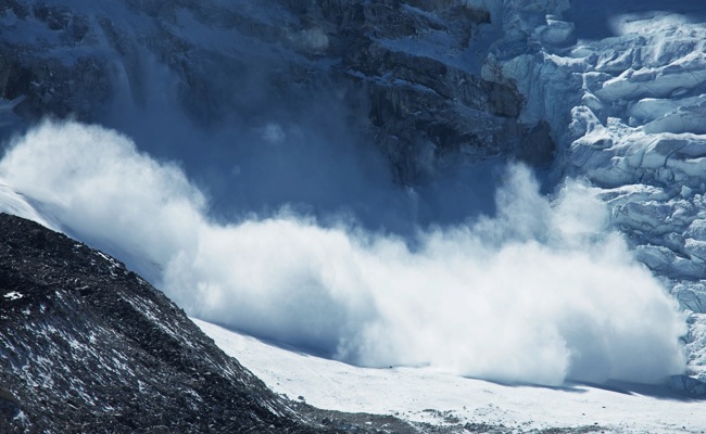 Nur noch die linke Hand ragte aus dem Schnee - Skifahrer befreit sich selbst aus Lawine