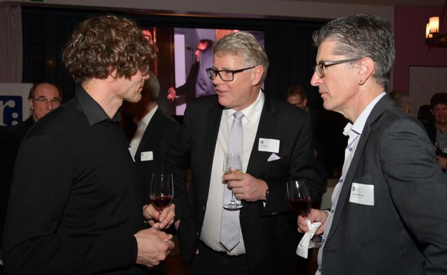 200 Verlagsgäste stossen am Neujahrsapéro auf die Zukunft an