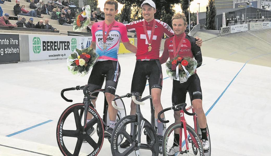 Simon Vitzthum erobert sich an den Schweizer Meisterschaften im Ausscheidungsfahren sein erstes Meistertrikot vor Jan Freuler (links) und Lukas Rüegg. 